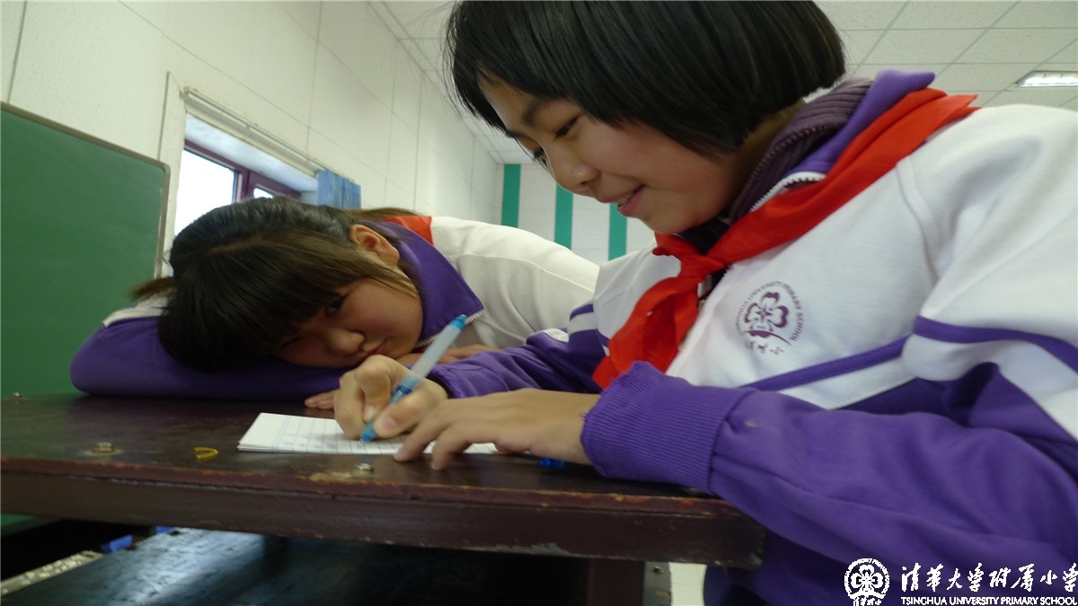 劳动最光荣——我校金帆民乐团学生干部打扫排练厅