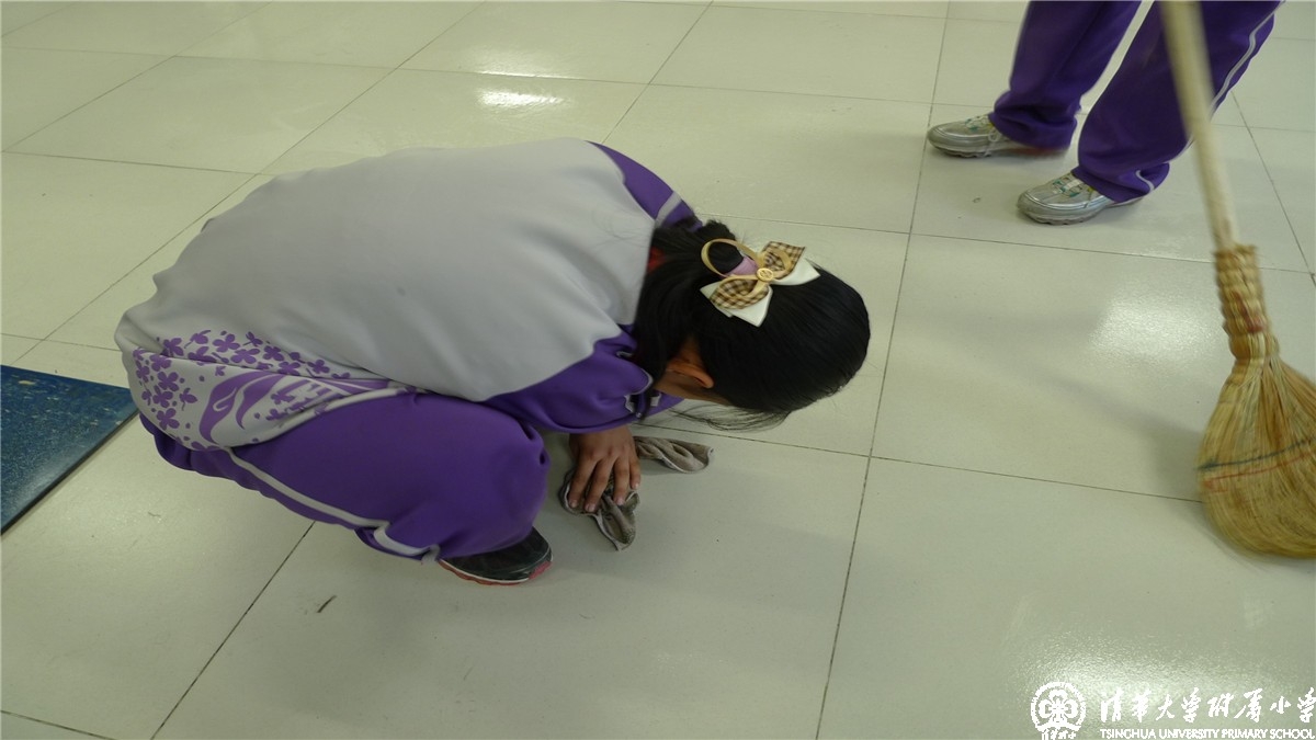 劳动最光荣——我校金帆民乐团学生干部打扫排练厅