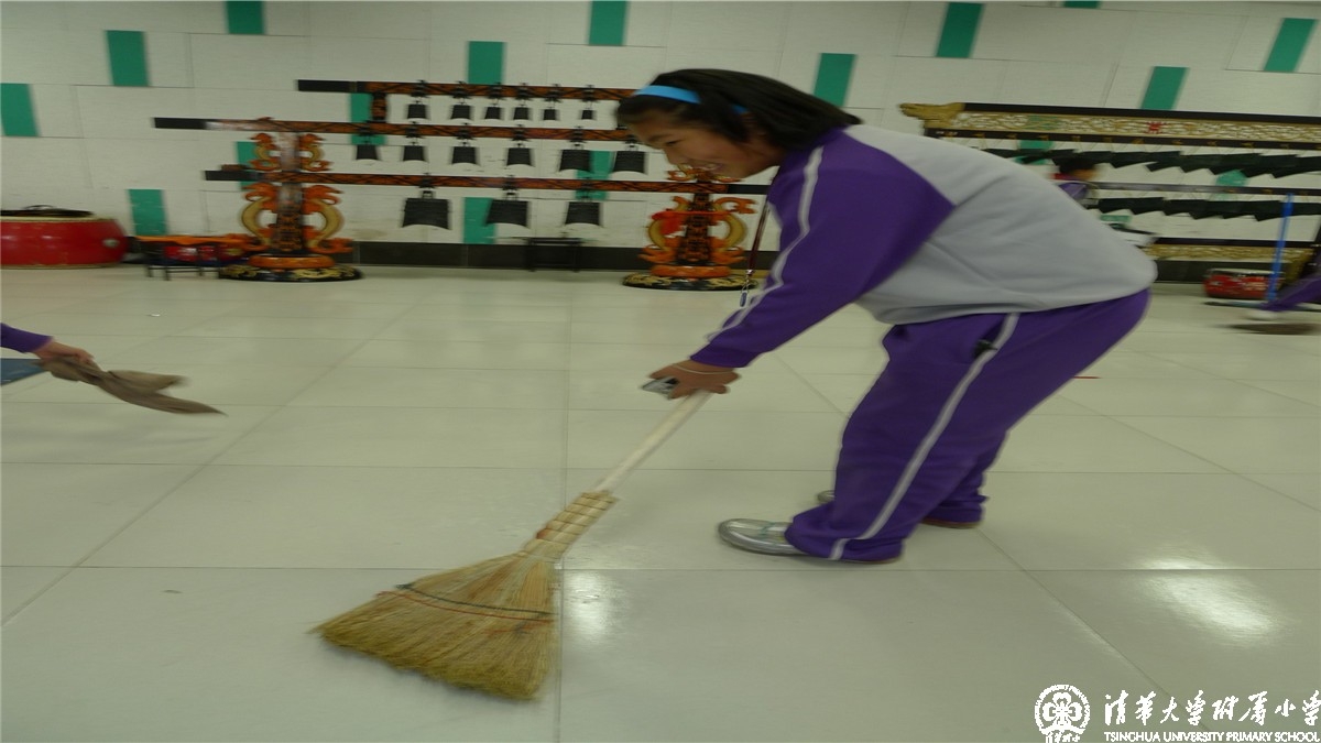 劳动最光荣——我校金帆民乐团学生干部打扫排练厅
