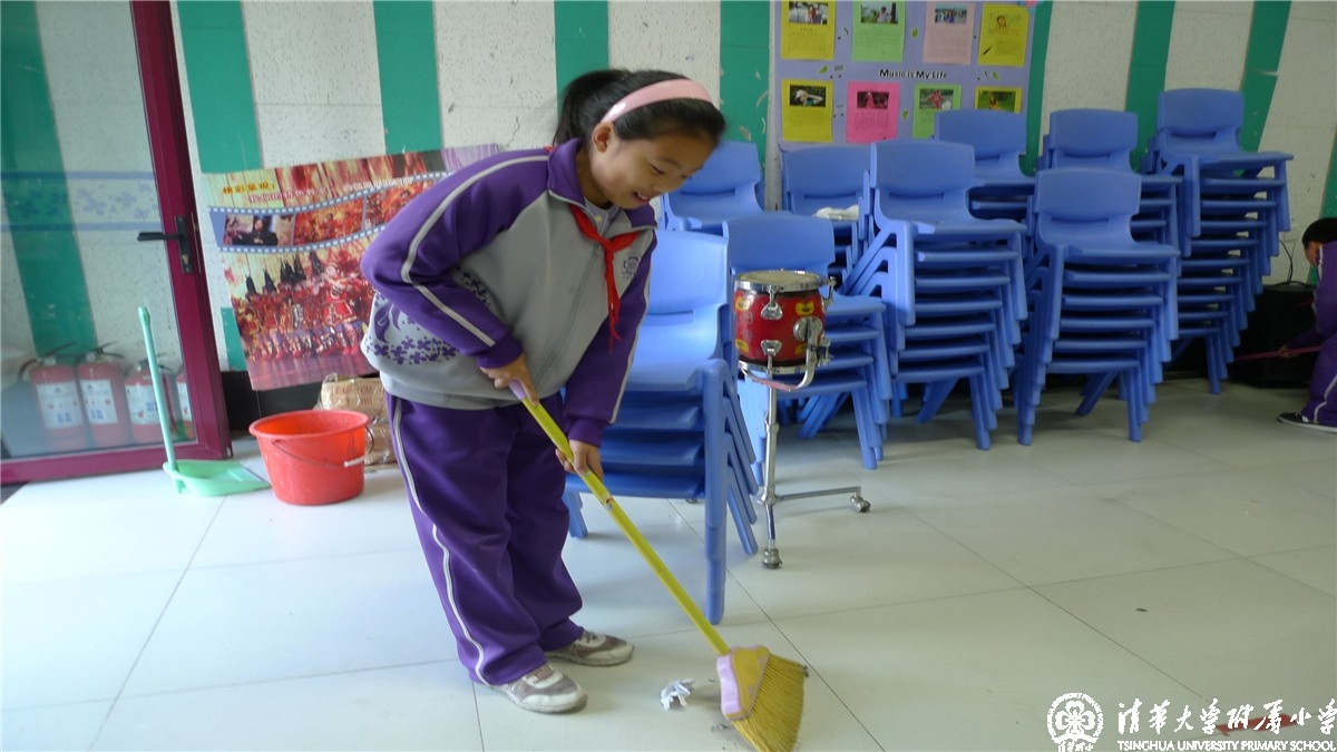 劳动最光荣——我校金帆民乐团学生干部打扫排练厅