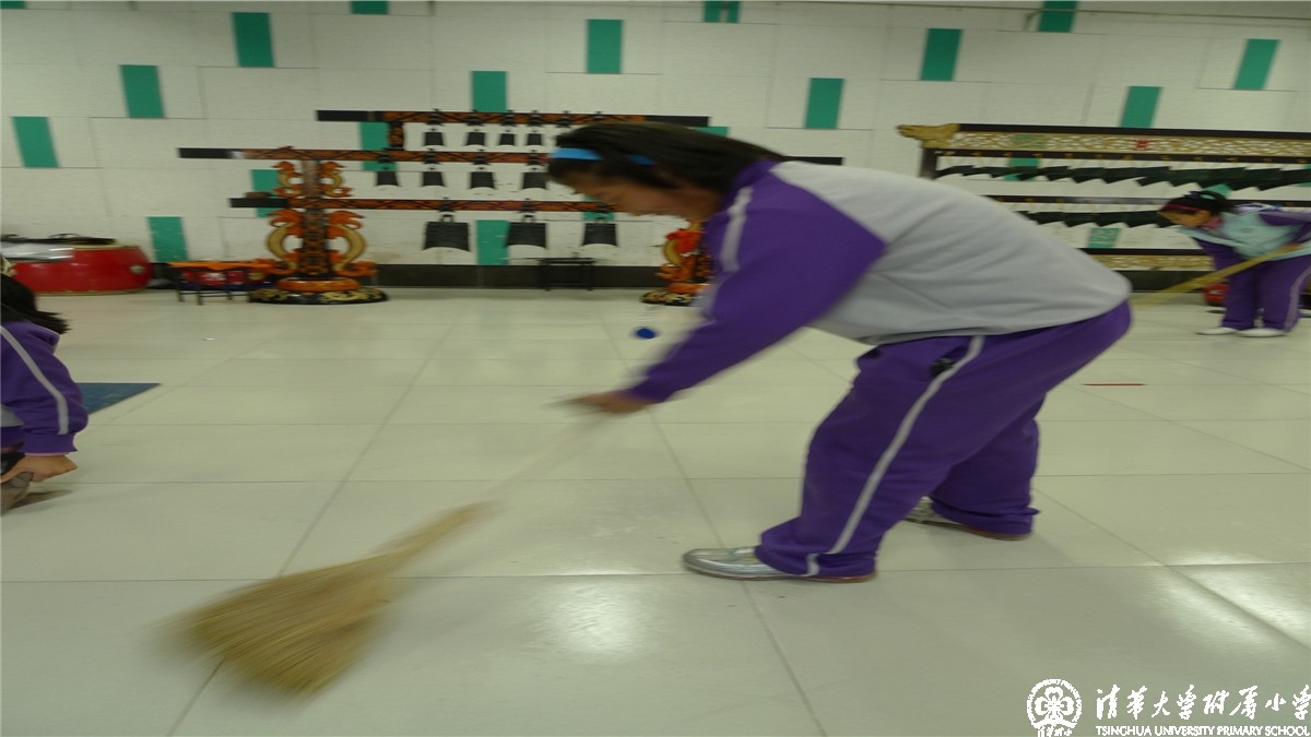 劳动最光荣——我校金帆民乐团学生干部打扫排练厅