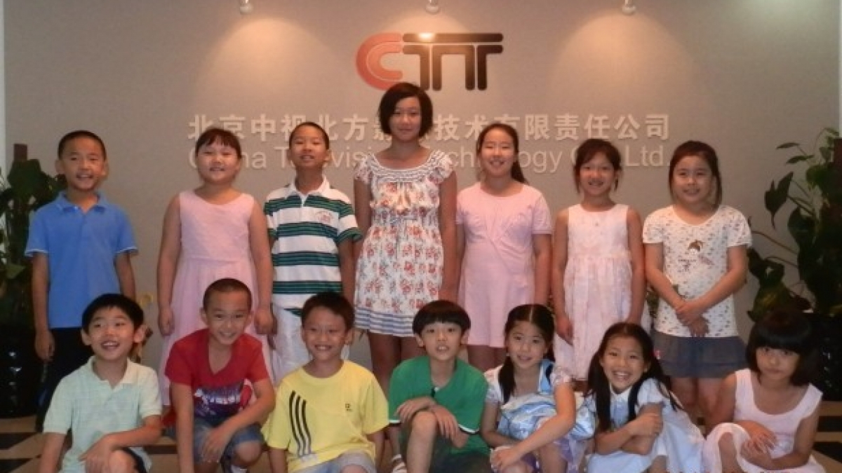 合唱团同学参加CCTV中秋晚会的录制演出