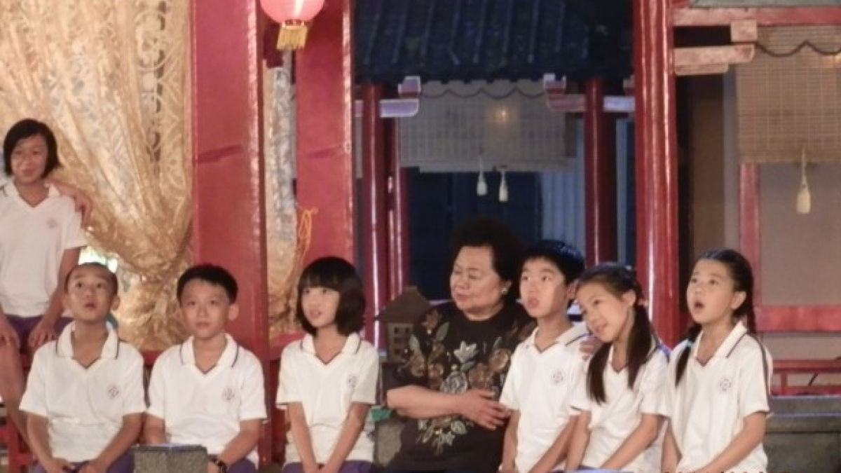 合唱团同学参加CCTV中秋晚会的录制演出