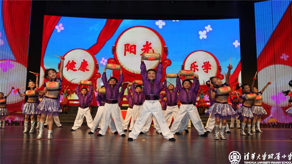 我校舞蹈团精彩的演出剧照