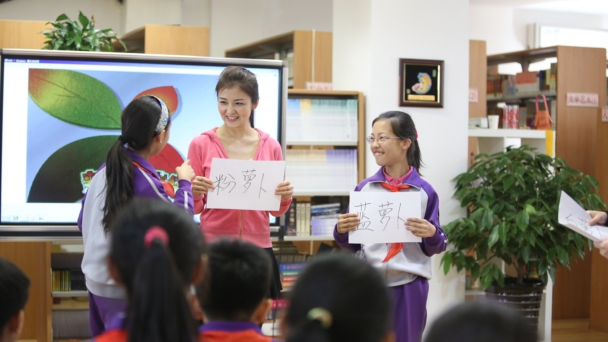 中央电视台少儿频道《新闻袋袋裤》栏目组走进清华附小
