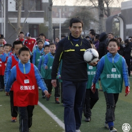中国国足与我校足球队进行友谊比赛