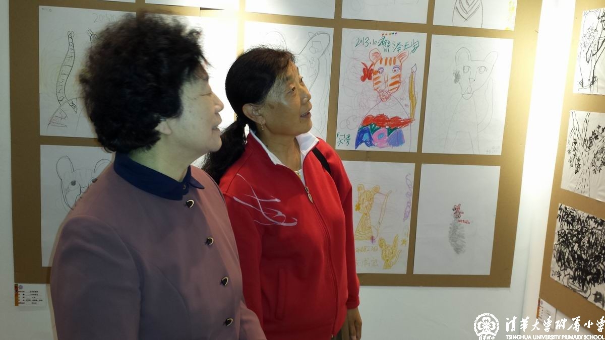 离退休教师参观附小学生书画展
