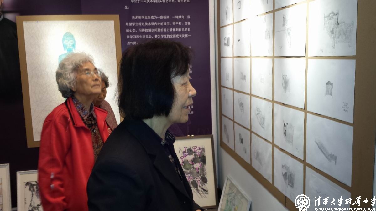 离退休教师参观附小学生书画展