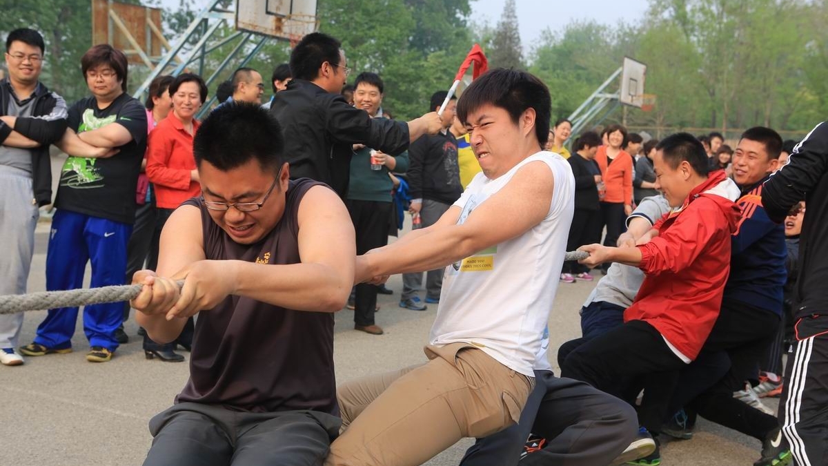 附小教师积极参与大学拔河比赛