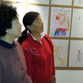 离退休教师参观附小学生书画展