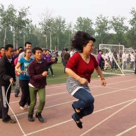 清华大学第四十一届教职工运动会跳长绳比赛在附小举行