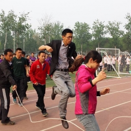 清华大学第四十一届教职工运动会跳长绳比赛在附小举行