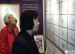 离退休教师参观附小学生书画展