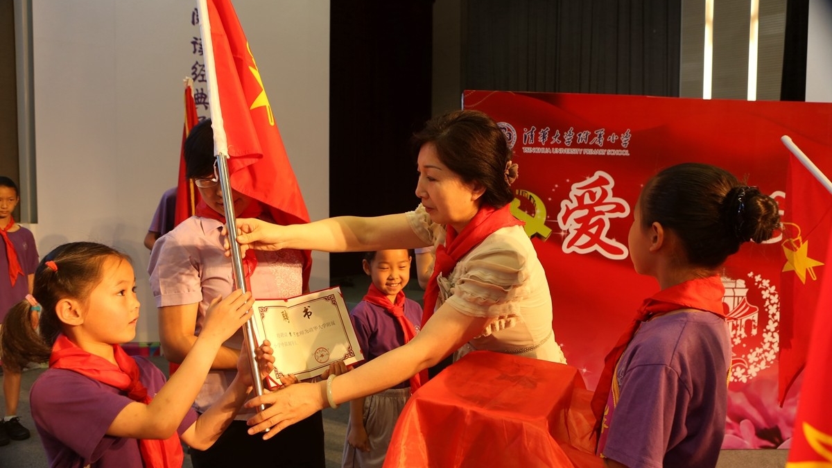 我校举行2013级学生入队仪式