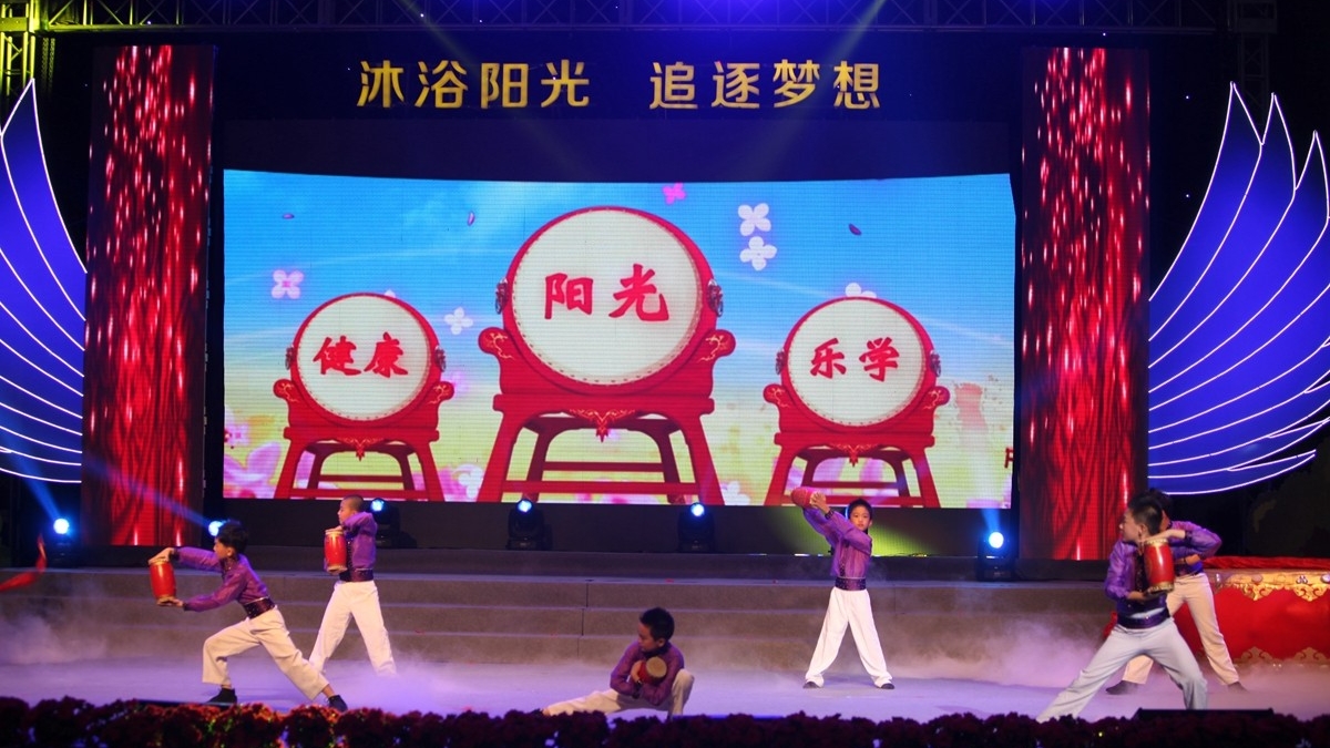 清华附小舞蹈团参加“沐浴阳光，追逐梦想”2014年海淀区学生校外艺术展演