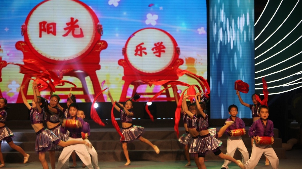 清华附小舞蹈团参加“沐浴阳光，追逐梦想”2014年海淀区学生校外艺术展演