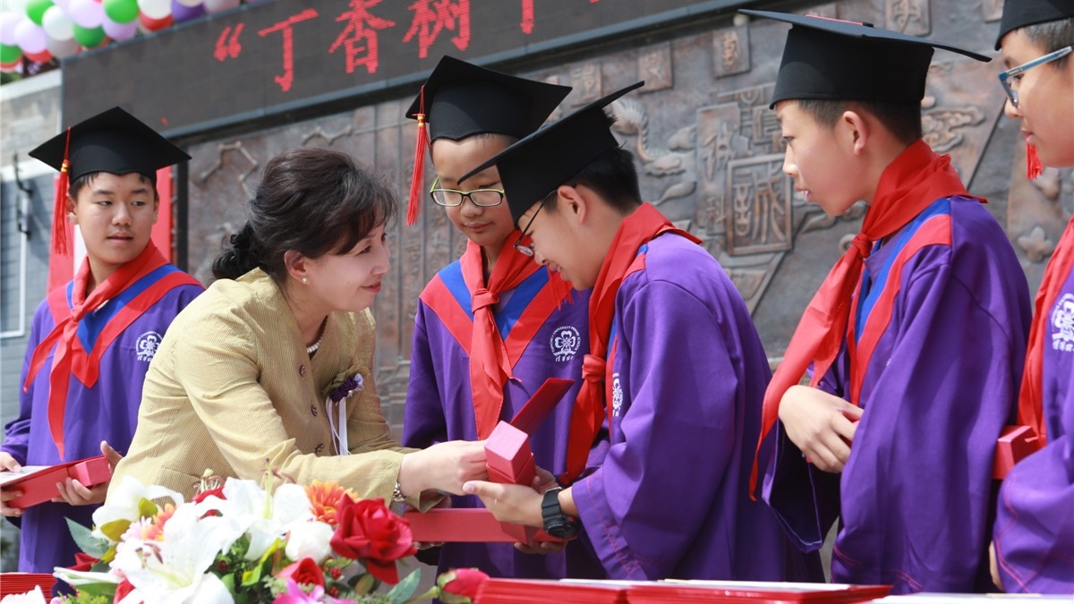 “阅读童年，感恩母校”——清华附小2014届毕业典礼仪式专场报道