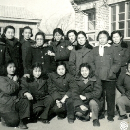 第二排左起第四人为朱老师