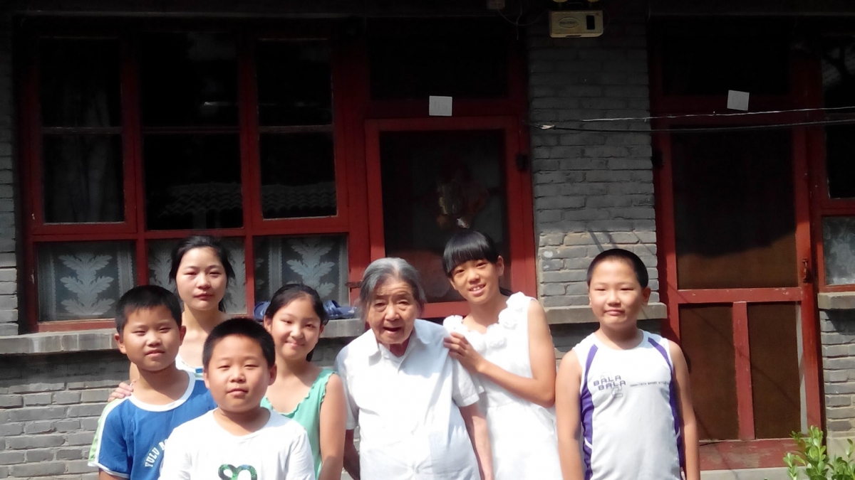 清华附小五年级学生走进敬老院看望慰问老人