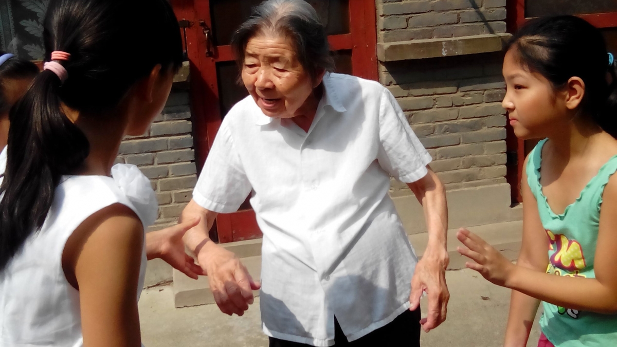 清华附小五年级学生走进敬老院看望慰问老人