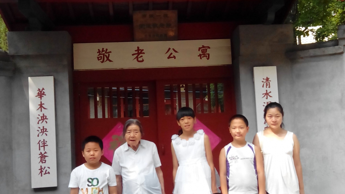 清华附小五年级学生走进敬老院看望慰问老人