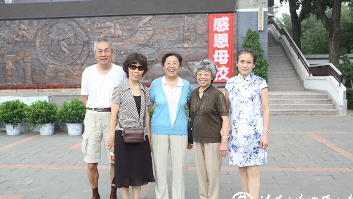 清华附小六（4）班重逢美丽的书香校园