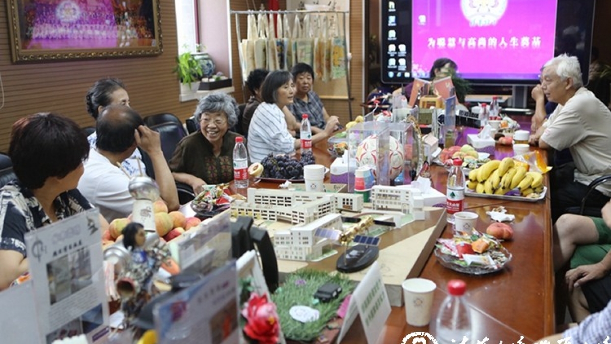 清华附小六（4）班重逢美丽的书香校园