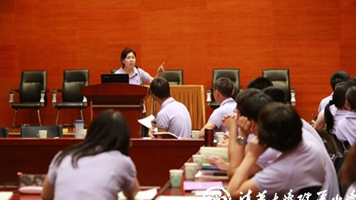 清华附小举行第一届“最具影响力教师“最具发展力教师”专业成长报告会