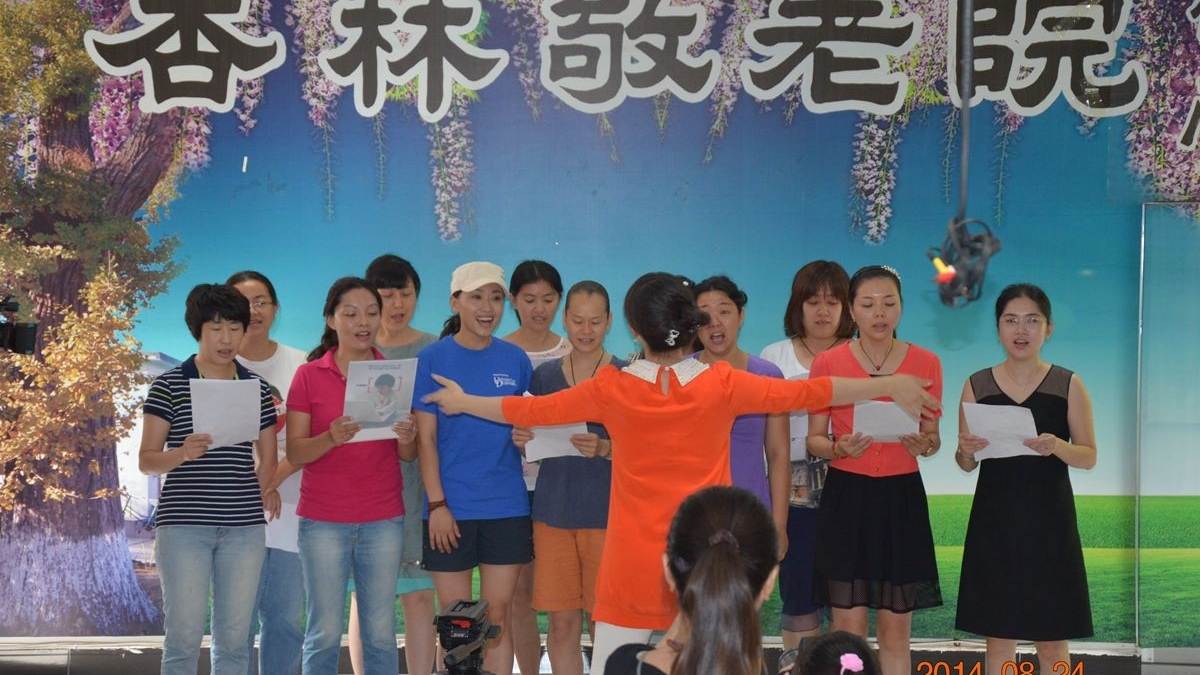 赠予爱，感受爱——二年五班走进敬老院献爱心