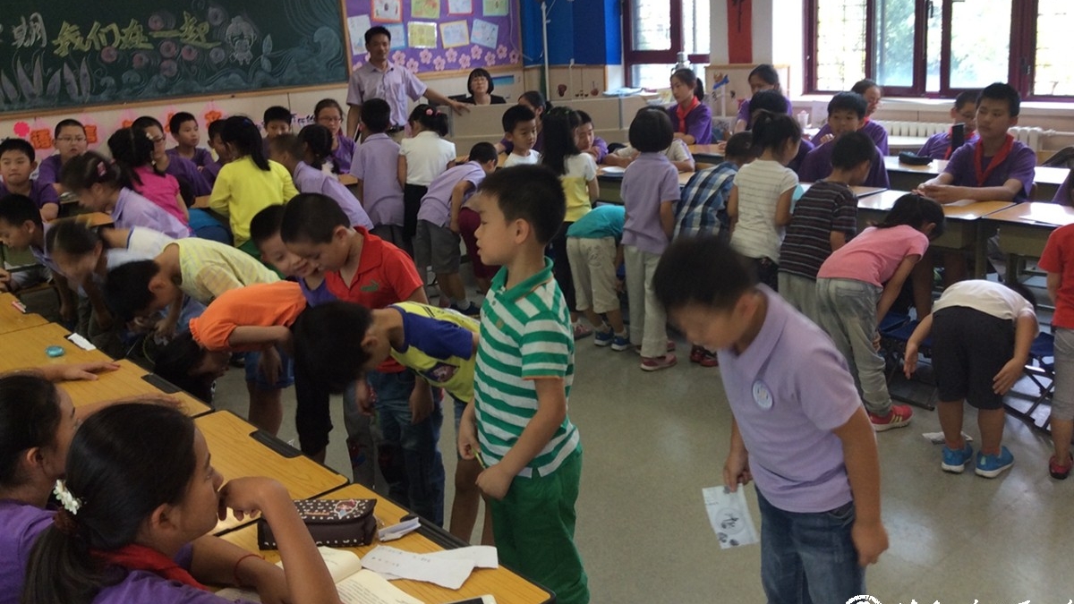  中秋我们在一起——清华附小六大主题课程之大手拉小手活动