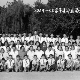 1965届实验班六六班毕业照，后排右一为作者，第二排右三邱树俊老师，右四张国惠老师