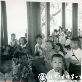 60年代朱鑑荣带学生去颐和园春游的合影
