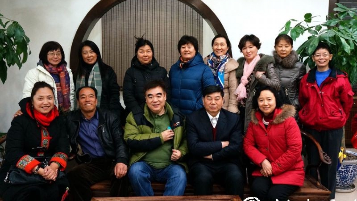 清华附小76届11班同学首聚熙春园