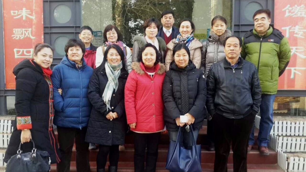 清华附小76届11班同学首聚熙春园