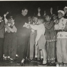 1958年12月，参加清华大学文工团在政协礼堂汇报演出后，马福兴同学代表清华附小全体师生向周恩来总理赠送贺年片。