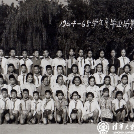 作者所在班级毕业留影。第2排左4是王淑华老师，左5是朱鑑荣主任，左6是顾蔚云校长，左7是尚复珍副校长，左8是李逸老师，右1是关永长老师，第3排右3为作者