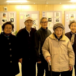 学校老师和作者陪同四位老校友参观校史展览