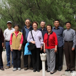 2010年5月马兆芳老师（左4）回清华与学生们的合影