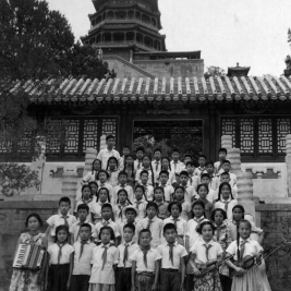 1962届乙班五年级时在颐和园联欢活动，前排右2拿小提琴者是作者