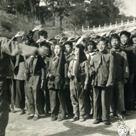 1952年我们在颐和园后湖过队日，正在张着小嘴引颈高歌的前排右起第三人是我，第二人是我老公兼当年同桌黄二陶。