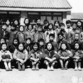 1954年我们班毕业照，站立的左起第一人是黄二陶、第五人是我。最后一排右面是班主任潘瑾茹老师。背景是清华附小的教室。