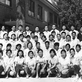 1967届部分校友1982年返校，前排左2为作者