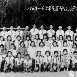 1965届四班毕业照，二排左二胳膊打石膏的是作者