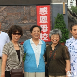 2014年夏，与郭老师相约在清华附小，中间为郭淑敏老师，右1为作者