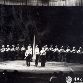 清华附小1966届四班同学在演出雕塑剧《夏令营》