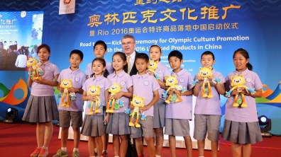 世锦赛之际,国际奥委会主席巴赫对话附小少年