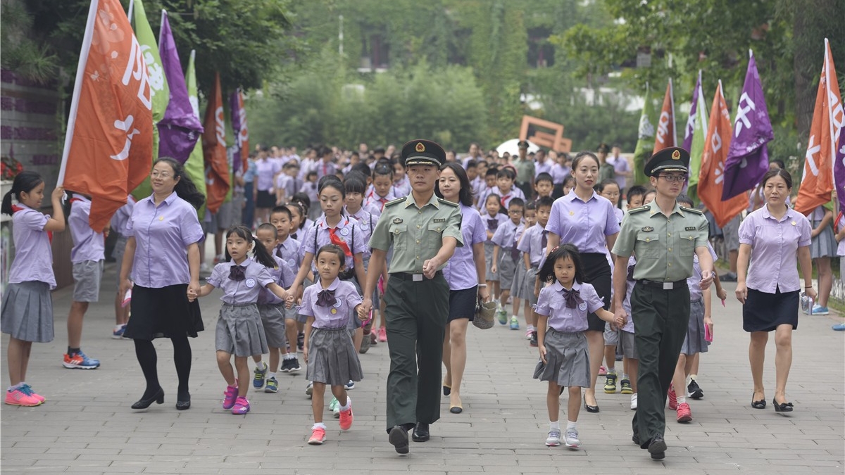 新闻联播：成志少年致敬英雄的人民军队，纪念世界反法西斯战争胜利72周年